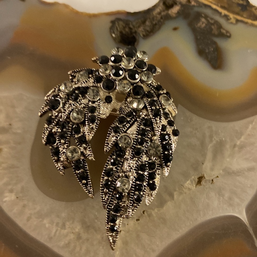 Vintage Black Rhinestone brooch Guc 2.25”